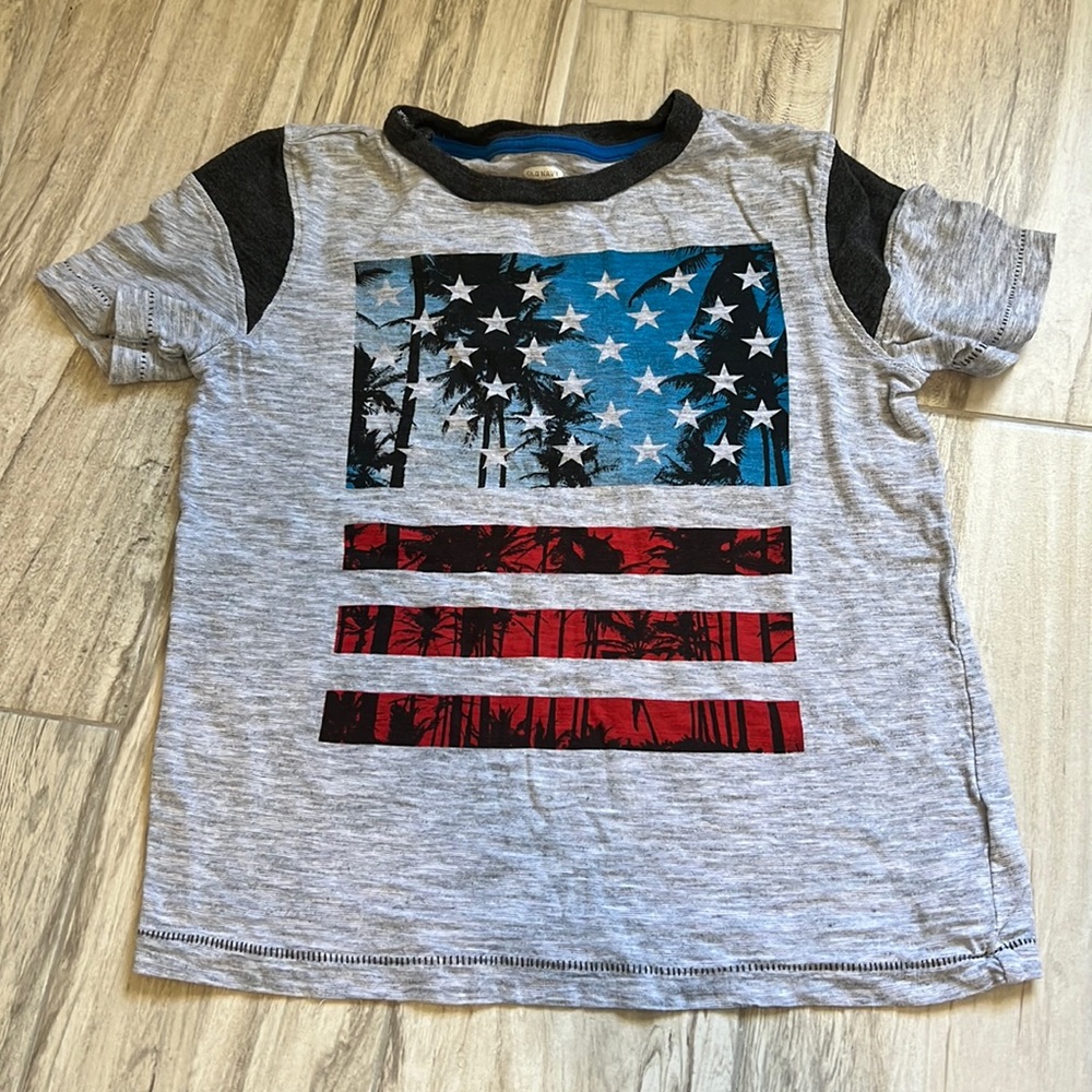 • Old Navy 🇺🇸 themed shirt, 6/7 •